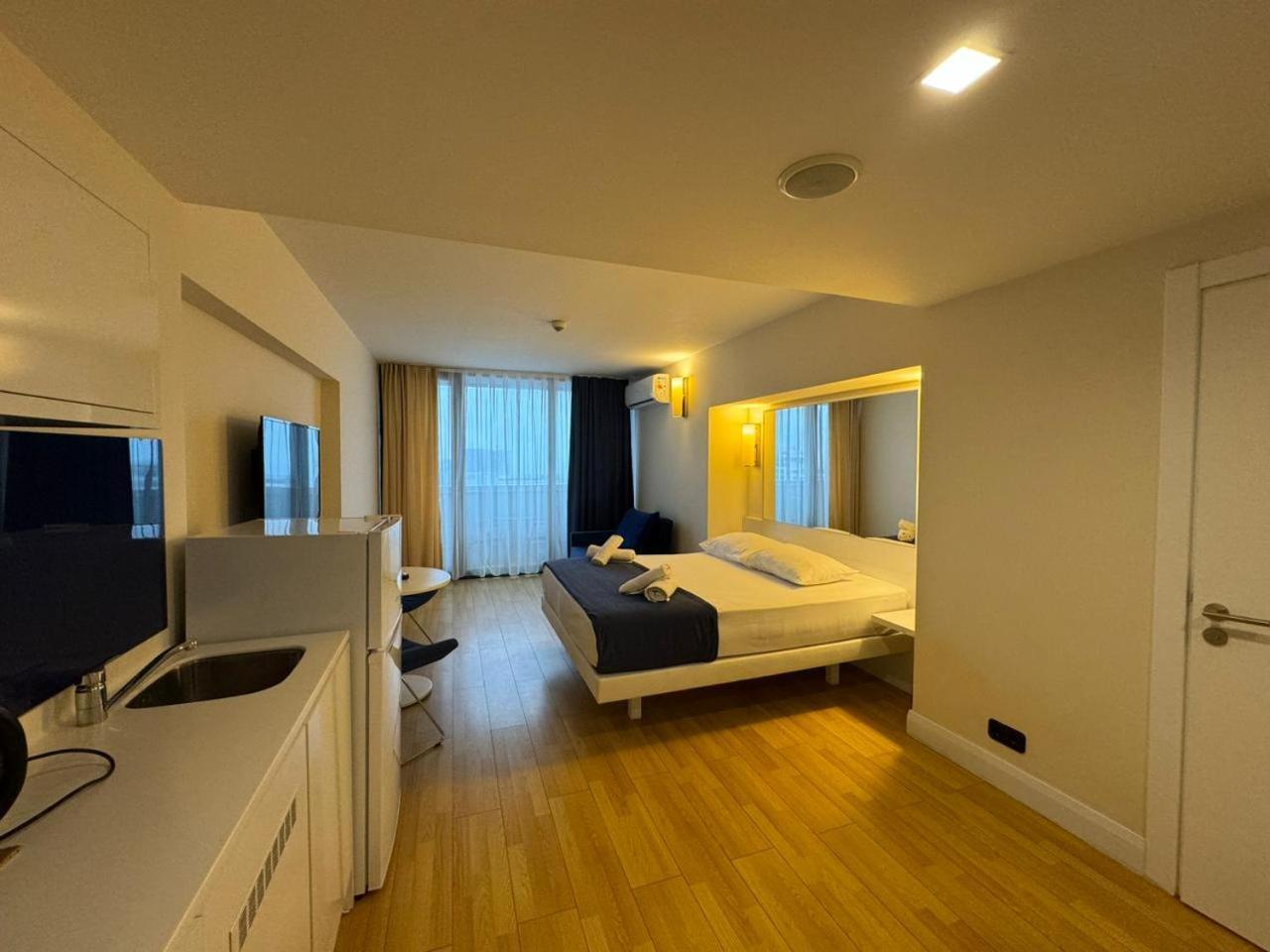 Lux Apart Hotel 555 Batumi Cameră foto