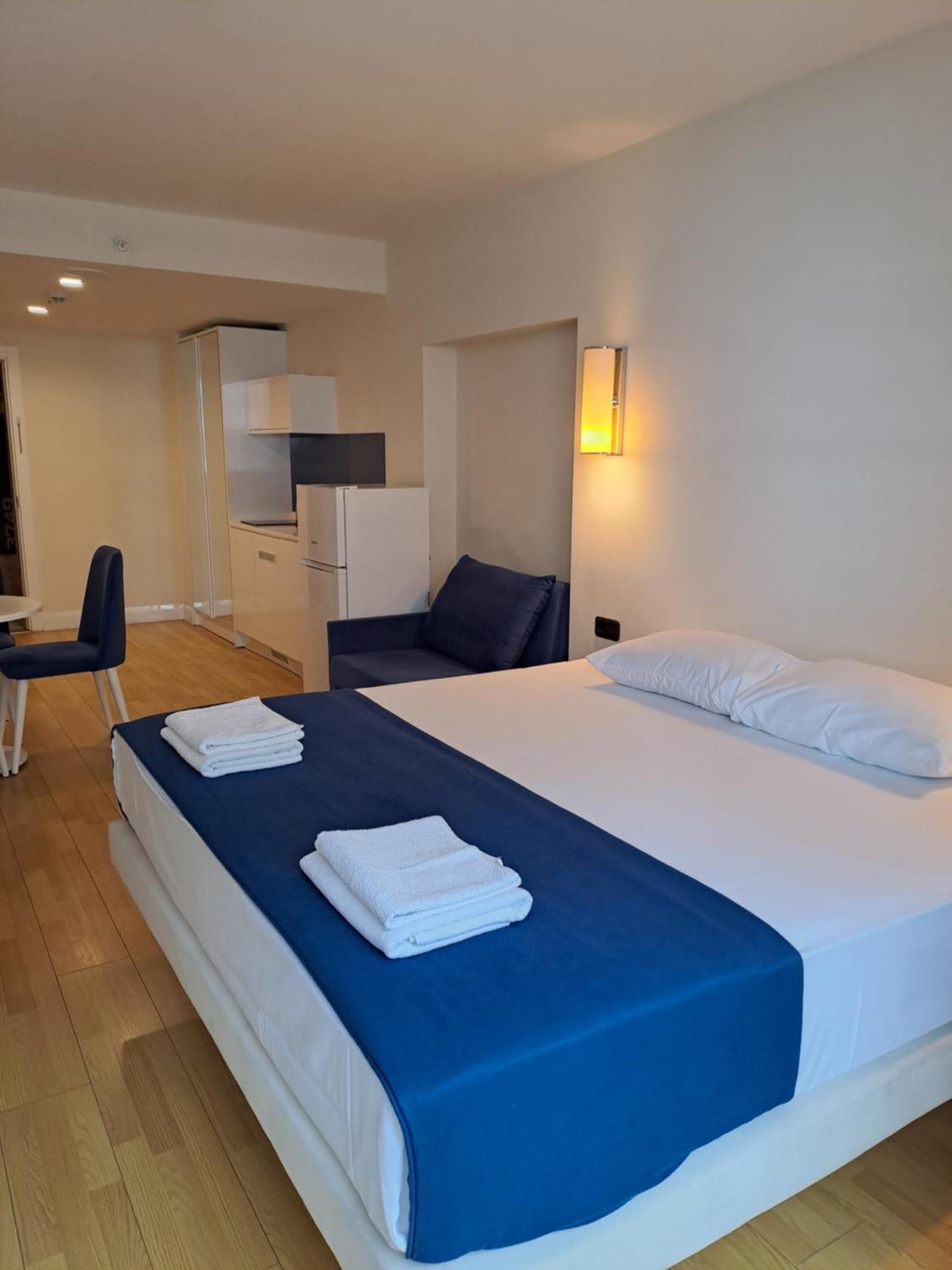 Lux Apart Hotel 555 Batumi Cameră foto